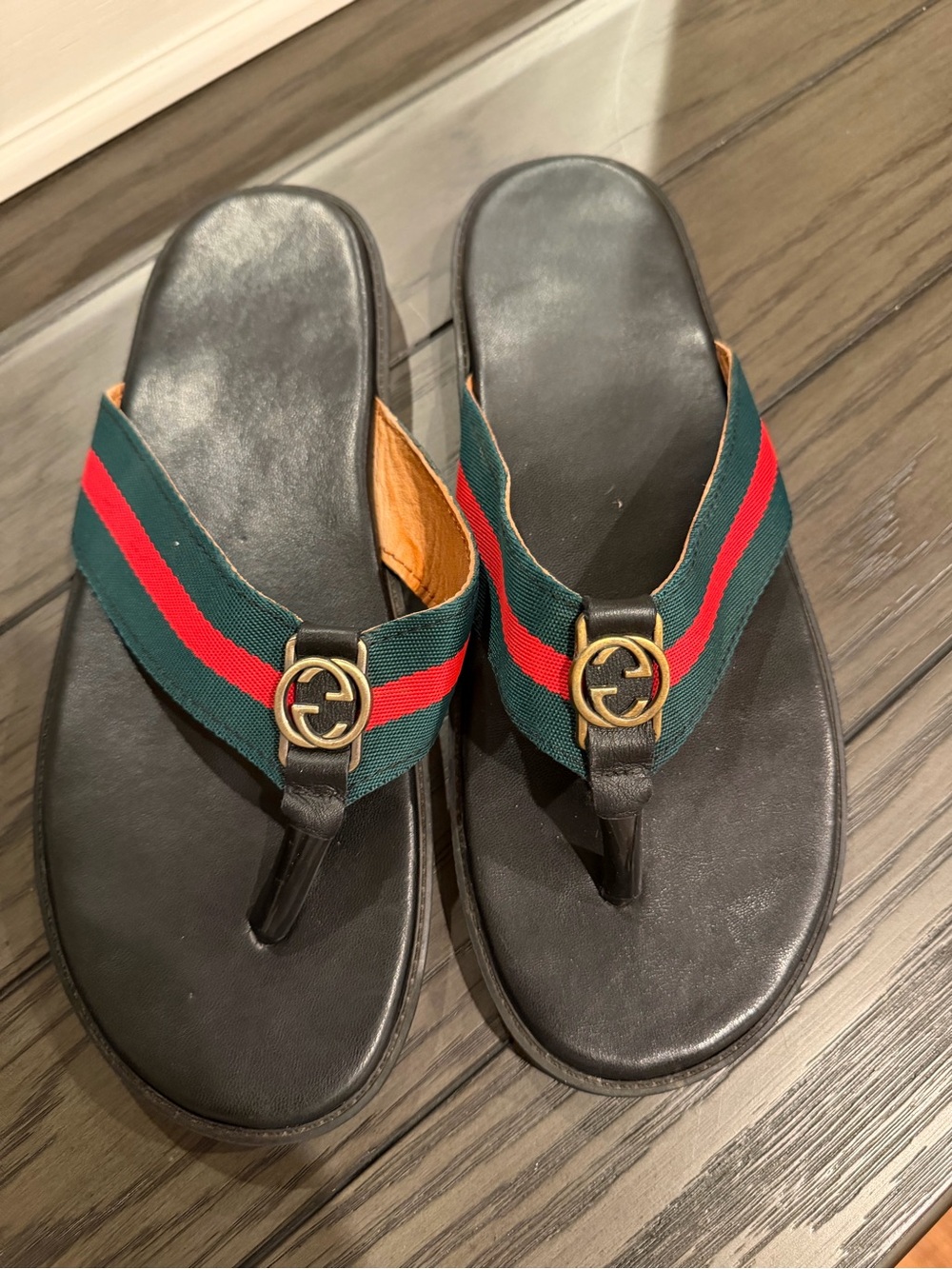 Gucci Black Leather Thong Sandals with Green and Red Webbing